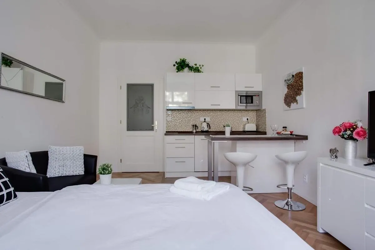 פראג Charming Studio Apartment Near The Historic Center